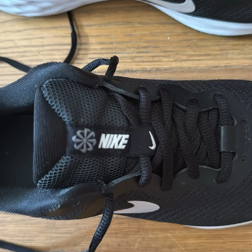 👟Women’s Nike Revolution 6 black/white running shoes. Size 7.5M.